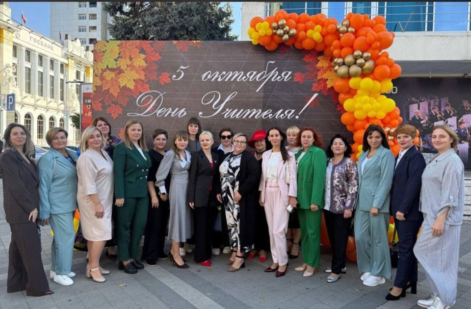С Днем учителя!. Сегодня свой профессиональный праздник отмечают учителя и преподаватели, воспитатели и тренеры, ветераны педагогического труда
