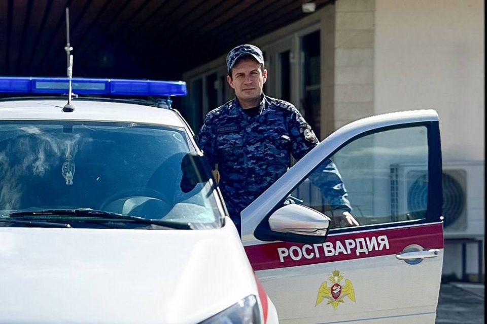 Жительница Краснодара поблагодарила сотрудников Росгвардии за помощь маме