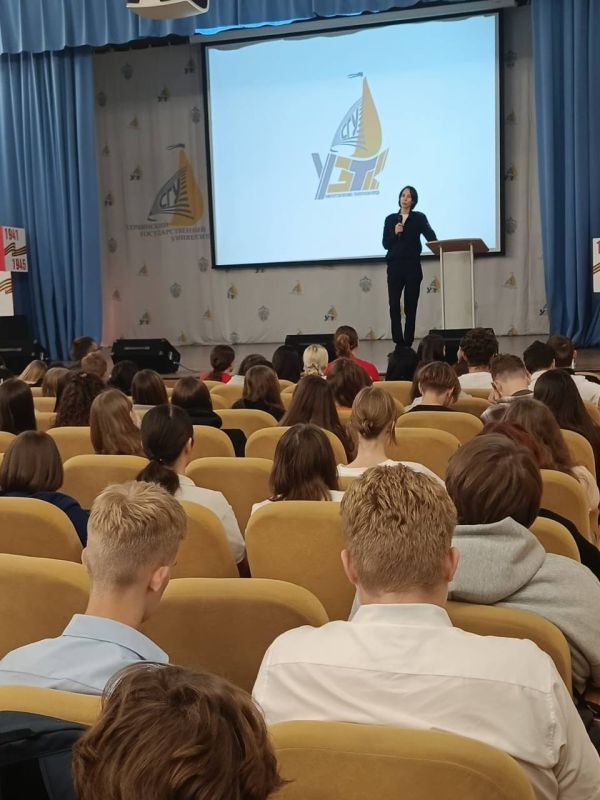 Сотрудники Госавтоинспекции г. Сочи приняли участие в социальном проекте "Профилактический маршрут безопасности", который был организован для студентов Университетского экономико-технологического колледжа