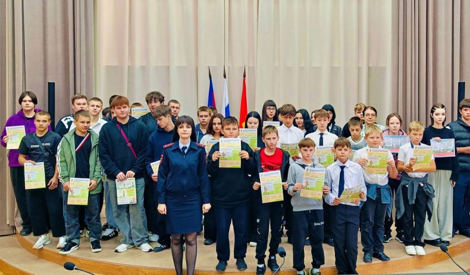 Сотрудники Госавтоинспекции по Лабинскому району совместно с работниками городского Дома культуры провели тематическое мероприятие для школьников