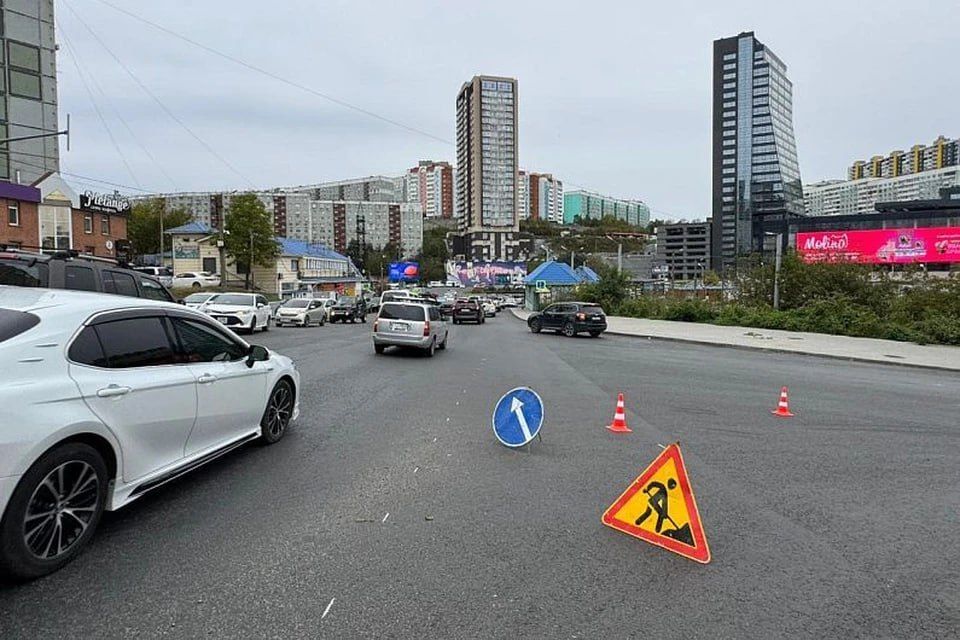 Во Владивостоке на оживлённом перекрёстке улиц Жигура, Тобольской и Аллилуева начался монтаж нового светофора