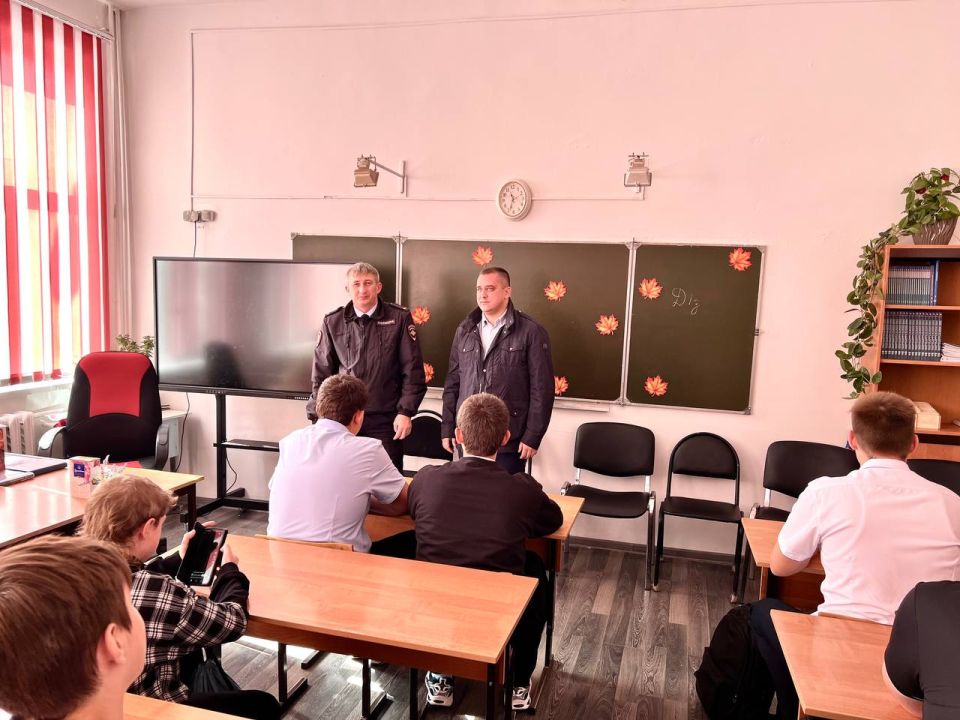 Прокуратурой Крыловского района совместно с сотрудниками территориального отдела полиции в школе проведена лекция о безопасности дорожного движения при управлении средствами индивидуальной мобильности