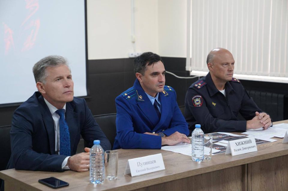 Прокурором Приморско-Ахтарского района Вадимом Хижним с участием руководителей правоохранительных органов проводена профилактическая беседа с учащимися школ, молодежью округа, активистами ТОС, представляя акцию "Клади трубку"