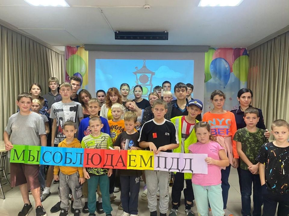 Познавательное занятие «Урок для юных пешеходов» провели сотрудники Госавтоинспекции Апшеронского района для ребят инклюзивной смены детского оздоровительного лагеря г. Апшеронска