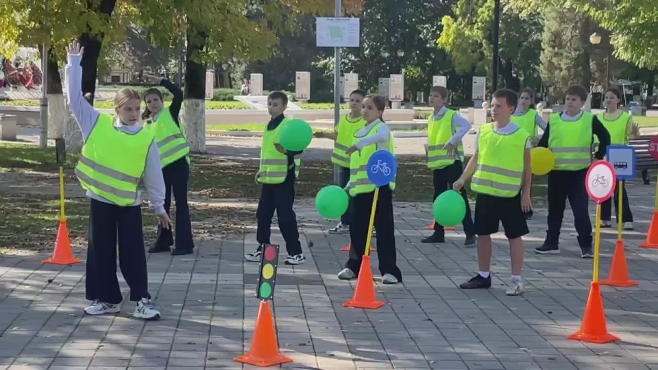 Учащиеся школы №1 имени В. Н. Березуцкого поселка Мостовского при содействии сотрудников Госавтоинспекции Мостовского района провели флешмоб «Засветись!»