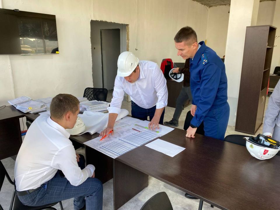 Прокуратурой Прикубанского административного округа г. Краснодара проведено выездное совещание по вопросу строительства поликлиники, возводимой в рамках реализации национального проекта
