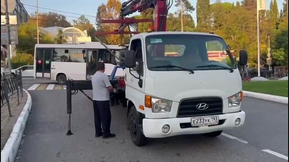 В Хостинском районе г. Сочи сотрудниками Госавтоинспекции совместно с представителями Департамента транспорта и дорожного хозяйства проведено рейдовое мероприятие