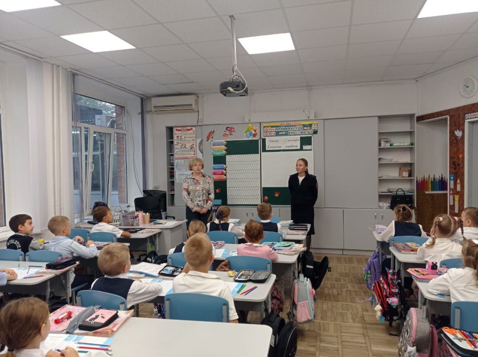 Автоинспекторы Динского района провели профилактическую акцию «Засветись» среди учеников начальной школы № 4