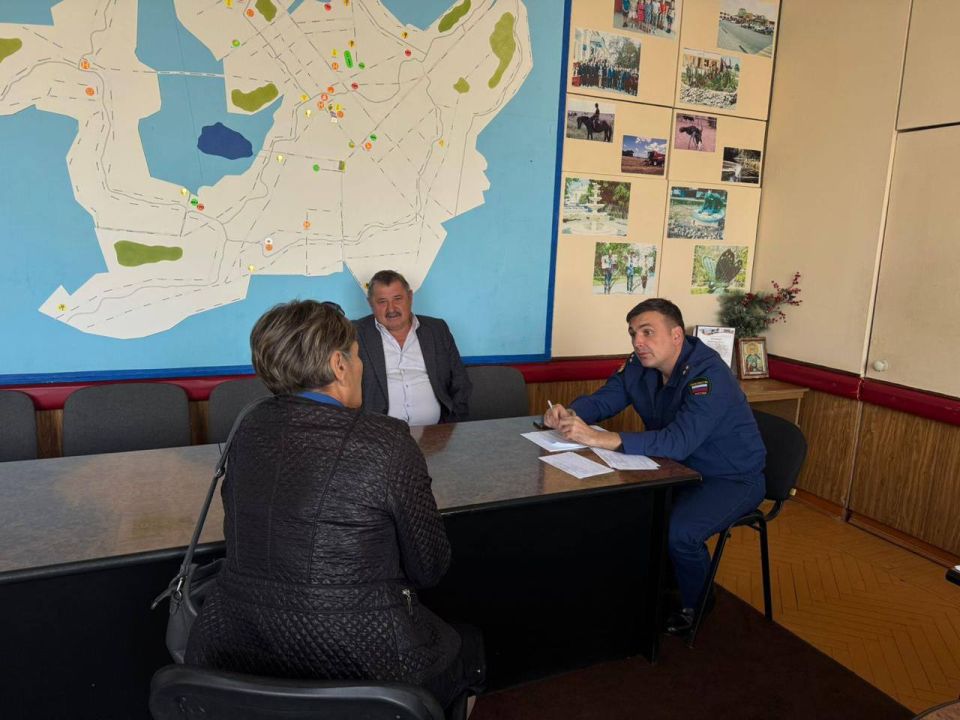 В станице Петровской Славянского района Азово-Черноморским межрайонным природоохранным прокурором Владимиром Колесниковым проведен прием граждан