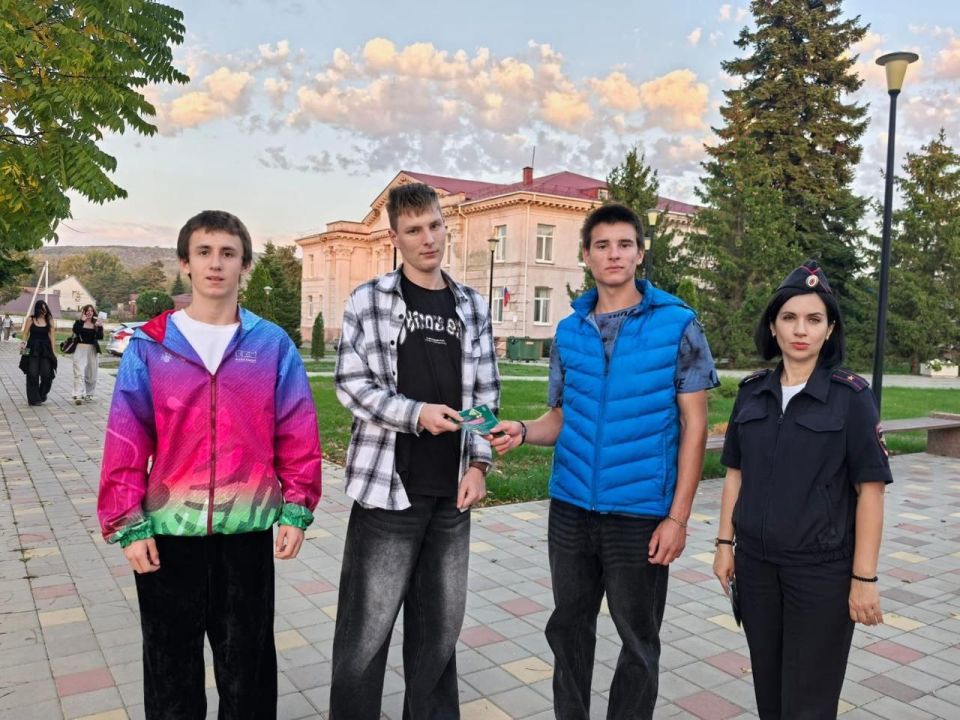 Автоинспекторы напомнили о дорожной безопасности жителям Апшеронска