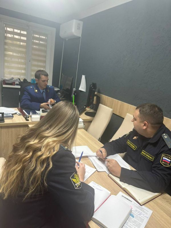 Заместителем прокурора Апшеронского района проведено совещание по вопросу исполнения судебных решений по искам прокуратуры, судебных решений но сносам самовольно возведенных строений, исполнении уголовных штрафов