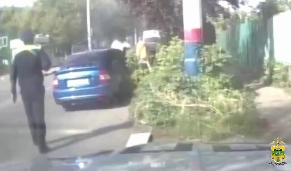 Госавтоинспекторы помогли потушить автомобиль, который загорелся на дороге