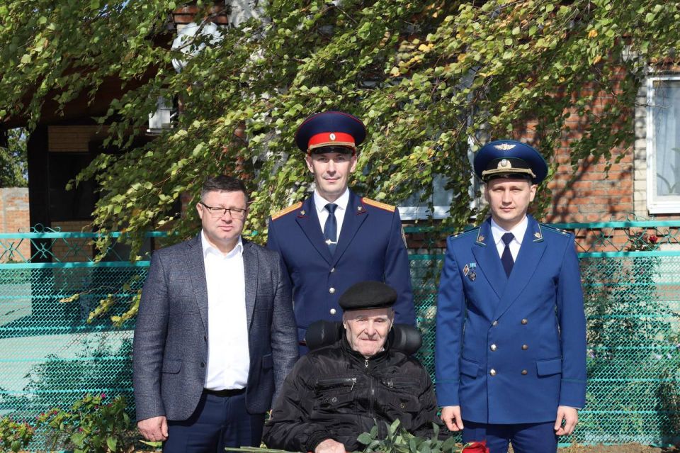 Прокурор Крыловского района Максим Крамаренко совместно с главой Крыловскогорайона Виталием Демировым, руководителем Павловского МСО СУ СК по краю Олегом Дубовиком, главой Крыловского сельского поселения Светланой Яковлевой...