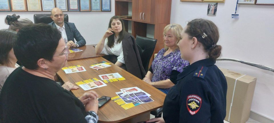 В Ейске участковые уполномоченные полиции провели рабочую встречу с сотрудниками управляющей компании