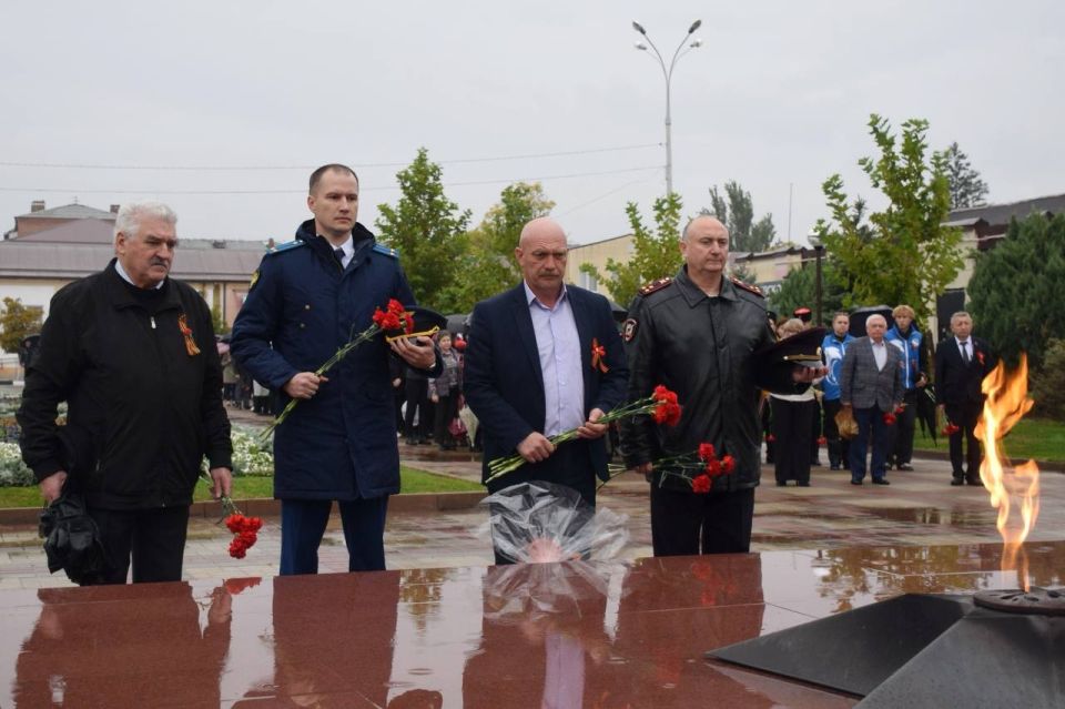 Прокуратурой Каневского района принято участие в торжественной церемонии возложения цветов к мемориалу воинской славы