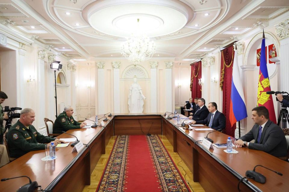 Вениамин Кондратьев: Встретился с врио командующего войсками Южного военного округа Владимиром Кочетковым и военным комиссаром края Алексеем Чугункиным