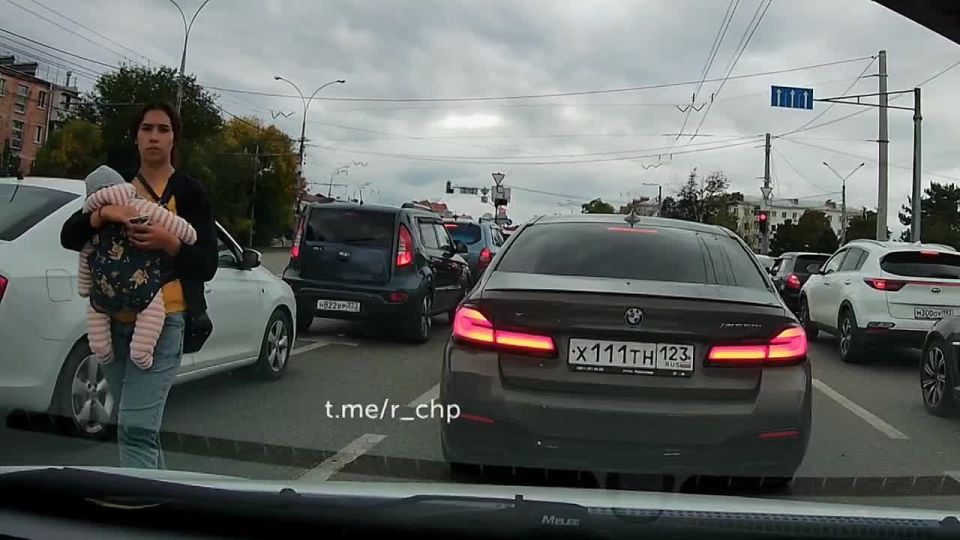 В Краснодаре замечена мошенница-попрошайка с куклой вместо ребенка