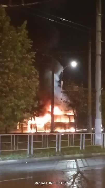 В Краснодаре около остановки «Рождественский храм» полностью сгорел троллейбус