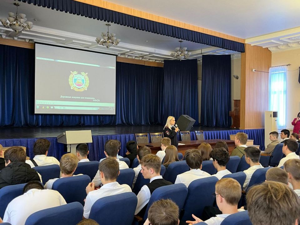 Сотрудники Госавтоинспекции провели информационно-профилактическое занятие «Простые правила» со студентами ГБПОУ КК «Армавирского машиностроительного техникума»