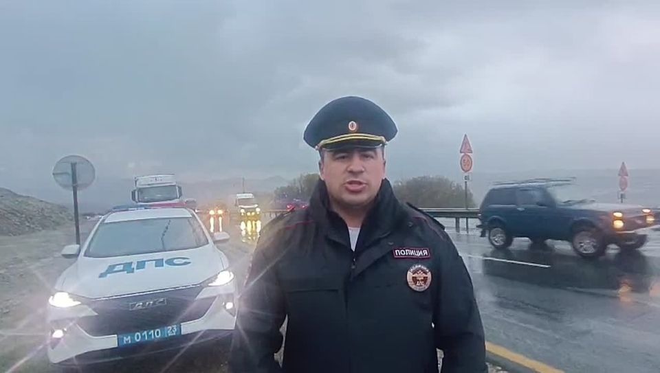 Сотрудники Госавтоинспекции города Новороссийска устанавливают обстоятельства происшествия, в котором погиб водитель легкового автомобиля