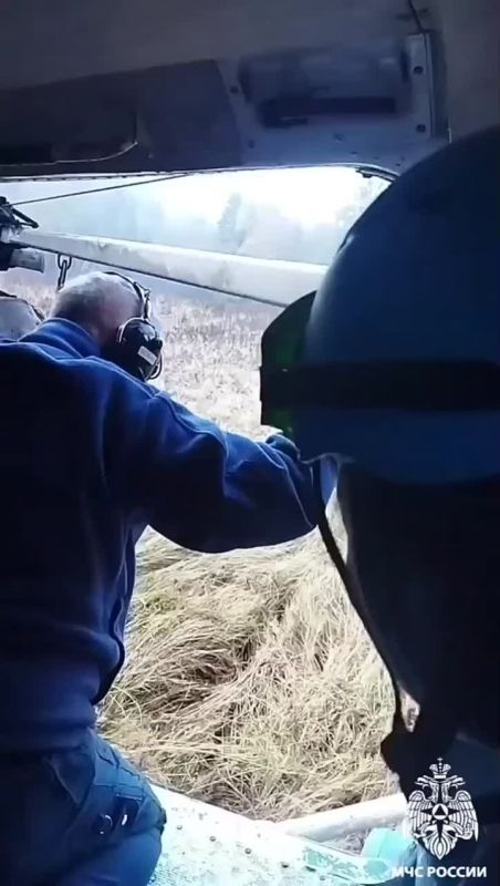 Появилось видео спасения попавших в водяную ловушку туристов