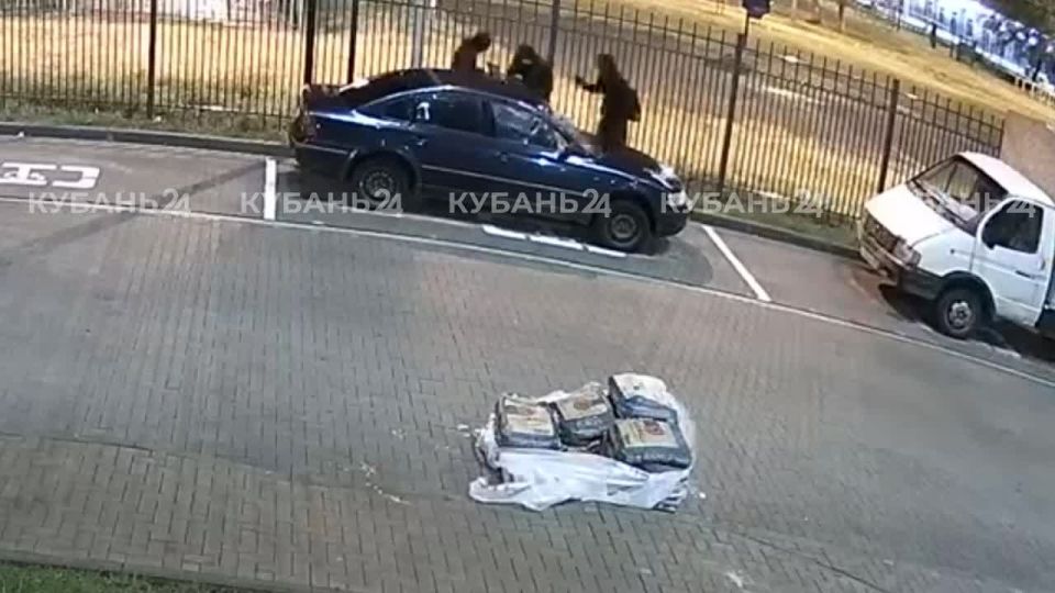 Три машины вскрыли неизвестные на парковке ЖК в Краснодаре