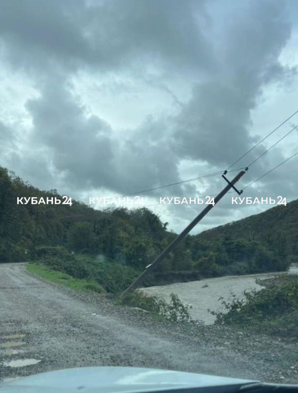 Опора ЛЭП готова упасть и держится только на проводах