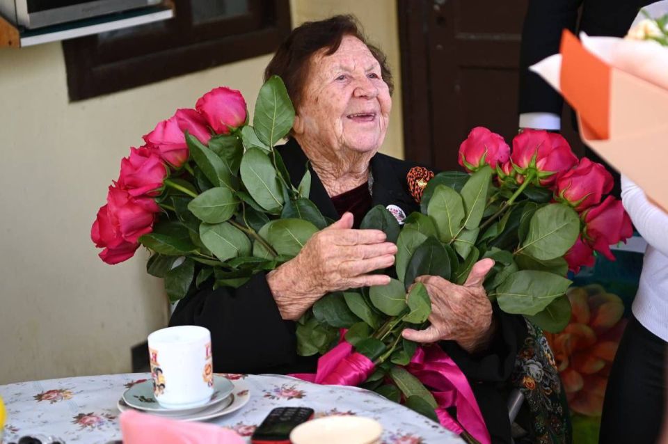 Вениамин Кондратьев поздравил ветерана ВОВ со 102-летием