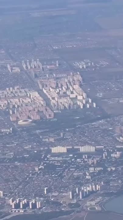 Краснодар с высоты. Вот так выглядит наш город из иллюминатора самолета! Весь Краснодар как будто на ладони А вы смогли разглядеть ваш дом? Делитесь в комментариях Видео: cergeeich #вгороде Телеканал «Краснодар» в MAX