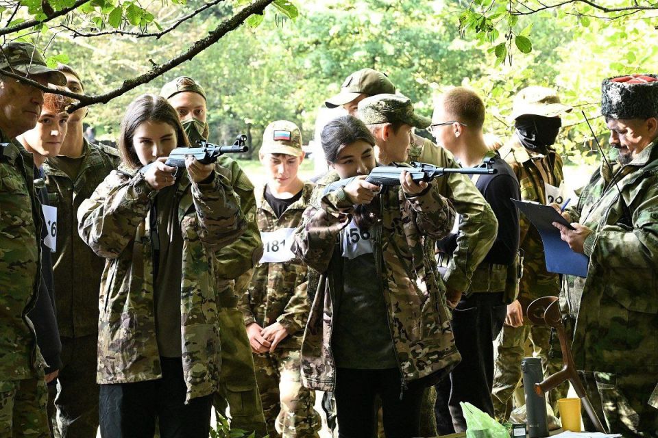 В соревновании «Военно-патриотическая игра-2025» в Сочи приняли участие около 400 человек В соревновании «Военно-патриотическая игра-2025» в Сочи приняли участие около 400 человек