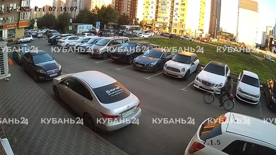 Момент нападения мужчины на девушку в Краснодаре попал на камеры