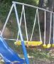 Он был суровым хищником, пока не узнал про качели: в Калифорнии медведь оценил детскую площадку