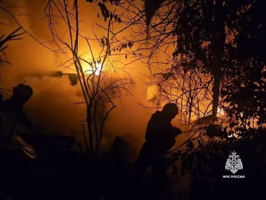 Сгорело три дома. Вечером 19 октября в поселке Дагомыс разгорелся серьезный пожар