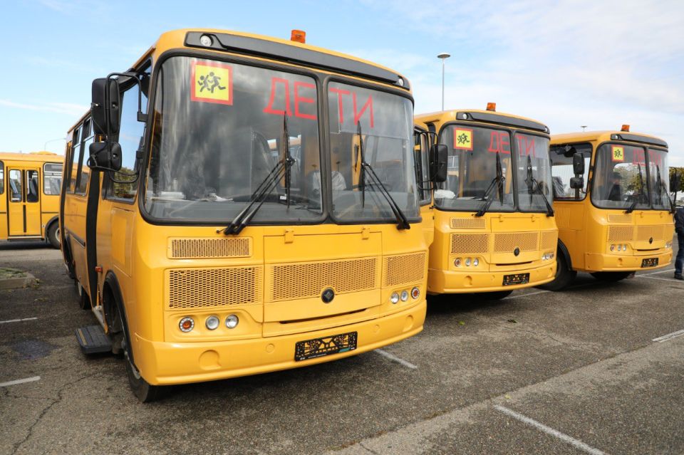 Автопарк анапских школ пополнили два новых автобуса
