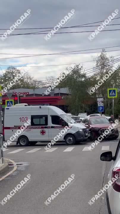 ДТП с двумя иномарками произошло на Кубанонабережной