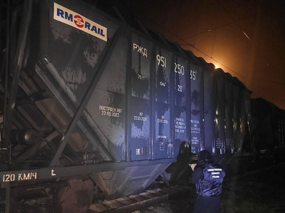 Подростки забрались на поезд — один погиб