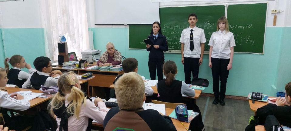 В целях воспитания правового поведения у школьников инспектор отдела по делам несовершеннолетних Отдела МВД России по Ейскому району совместно с учащимися «полицейского класса»общеобразовательной школы № 3 города Ейска...