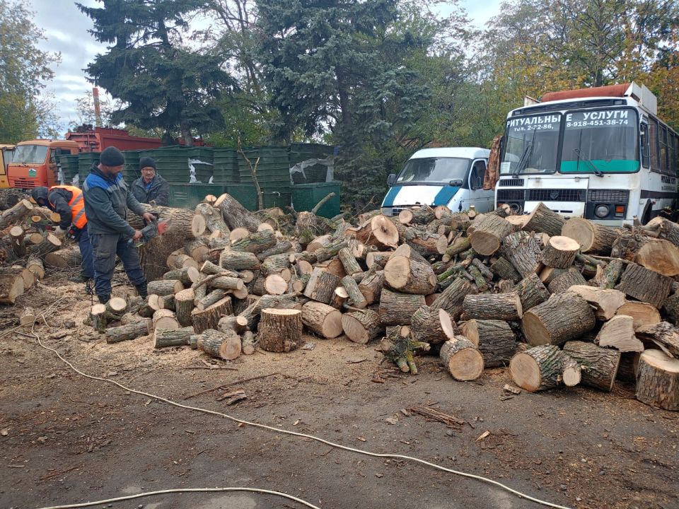 Продолжаются работы по распиловке порубочных остатков