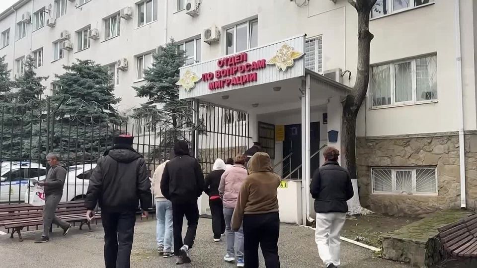 «Добродушная» пенсионерка приютила в Геленджике 10 мигрантов-нелегалов