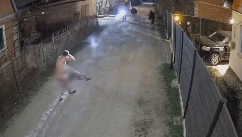 Голый пьяный мужчина с тяпкой в руках устроил переполох под Краснодаром