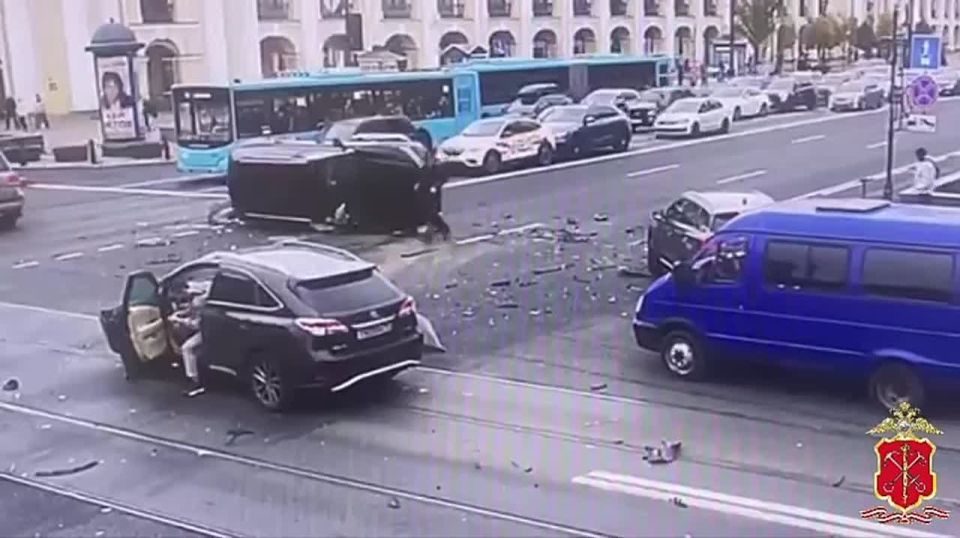 Мчался на красный и устроил массовую аварию в центре Санкт-Петербурга