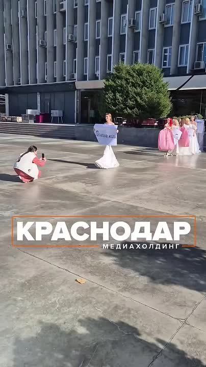 Невесты устроили дефиле на Красной