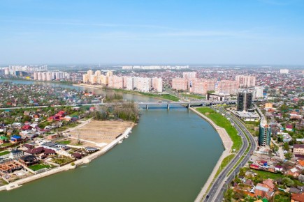 Огромное мазутное пятно на поверхности: кто отвечает за море, а кто — за берег