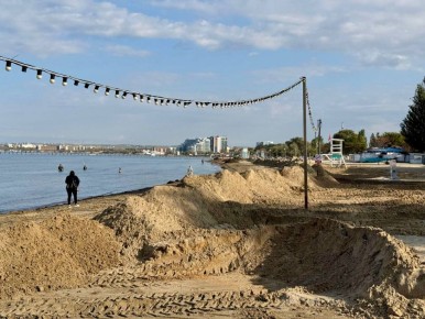 Вал для защиты от выбросов мазута готовят на пляжах в Анапе перед сезоном штормов
