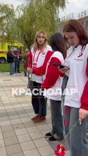 Показываем, как прошло торжественное возложение цветов к мемориалу «Вечный огонь»