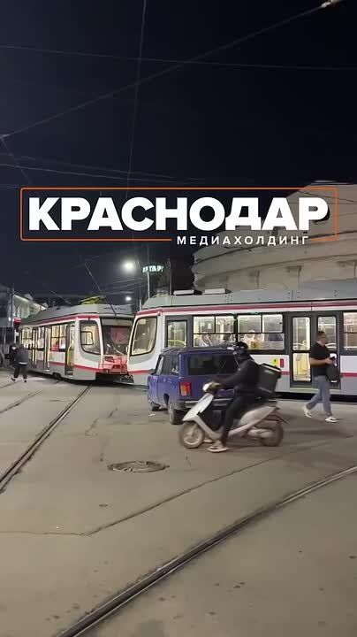 Авария с трамваями у Кооперативного рынка: на дороге стеклянная крошка
