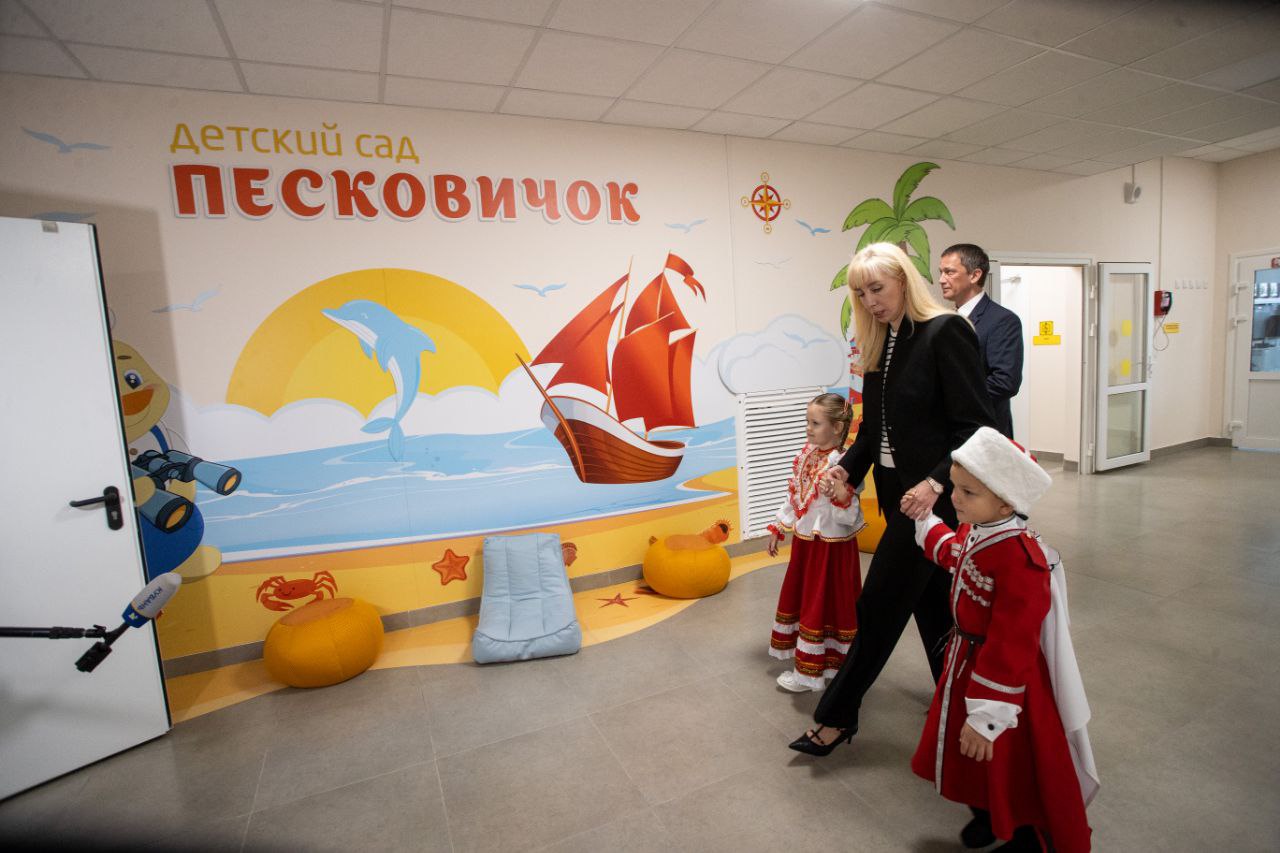 В Витязево открыли детсад «Песковичок» на 240 мест В Витязево открыли детсад «Песковичок» на 240 мест