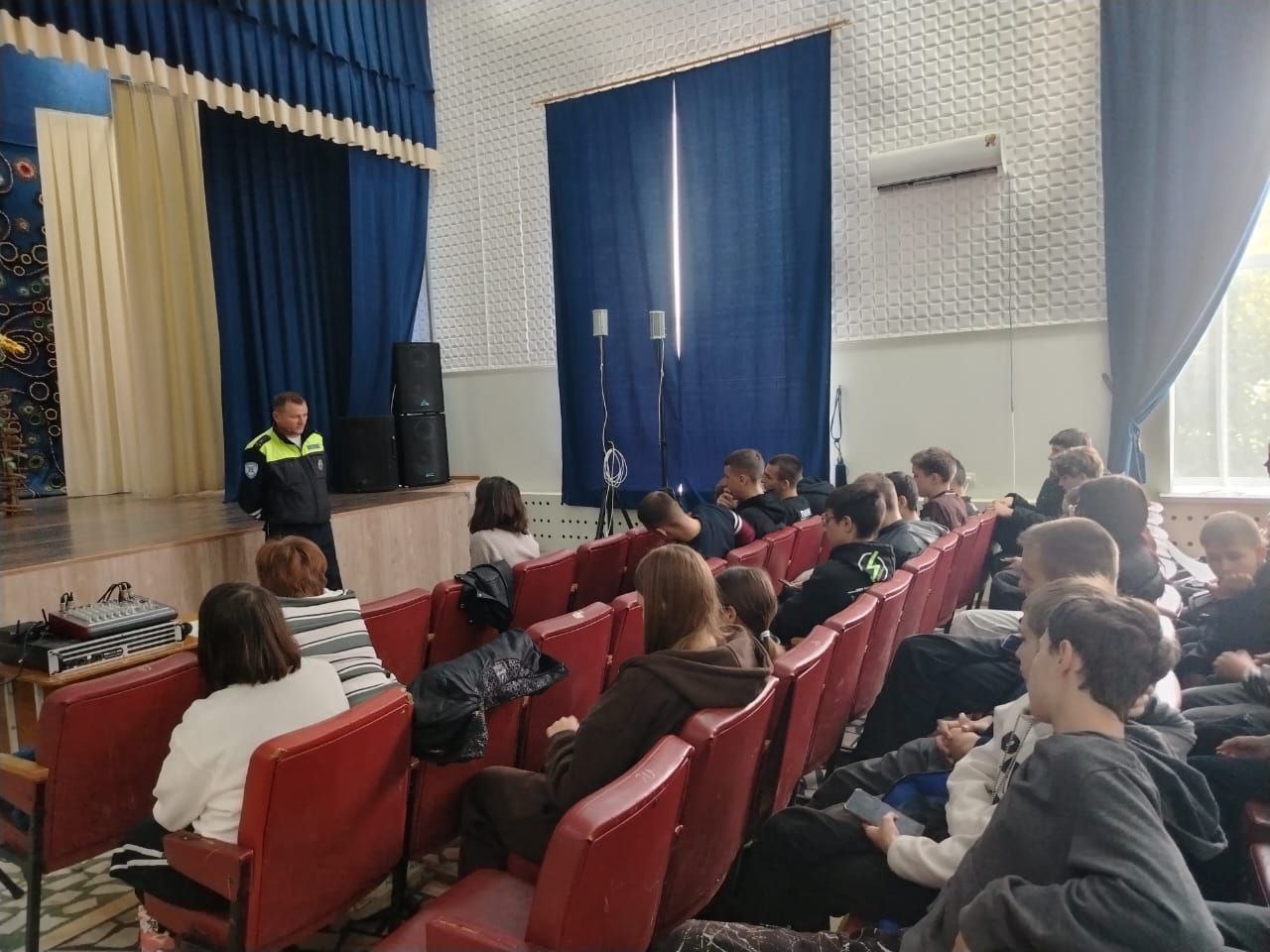В преддверии осенних каникул сотрудники Госавтоинспекции Приморско-Ахтарского района проводят профилактические беседы с учащимися образовательных организаций