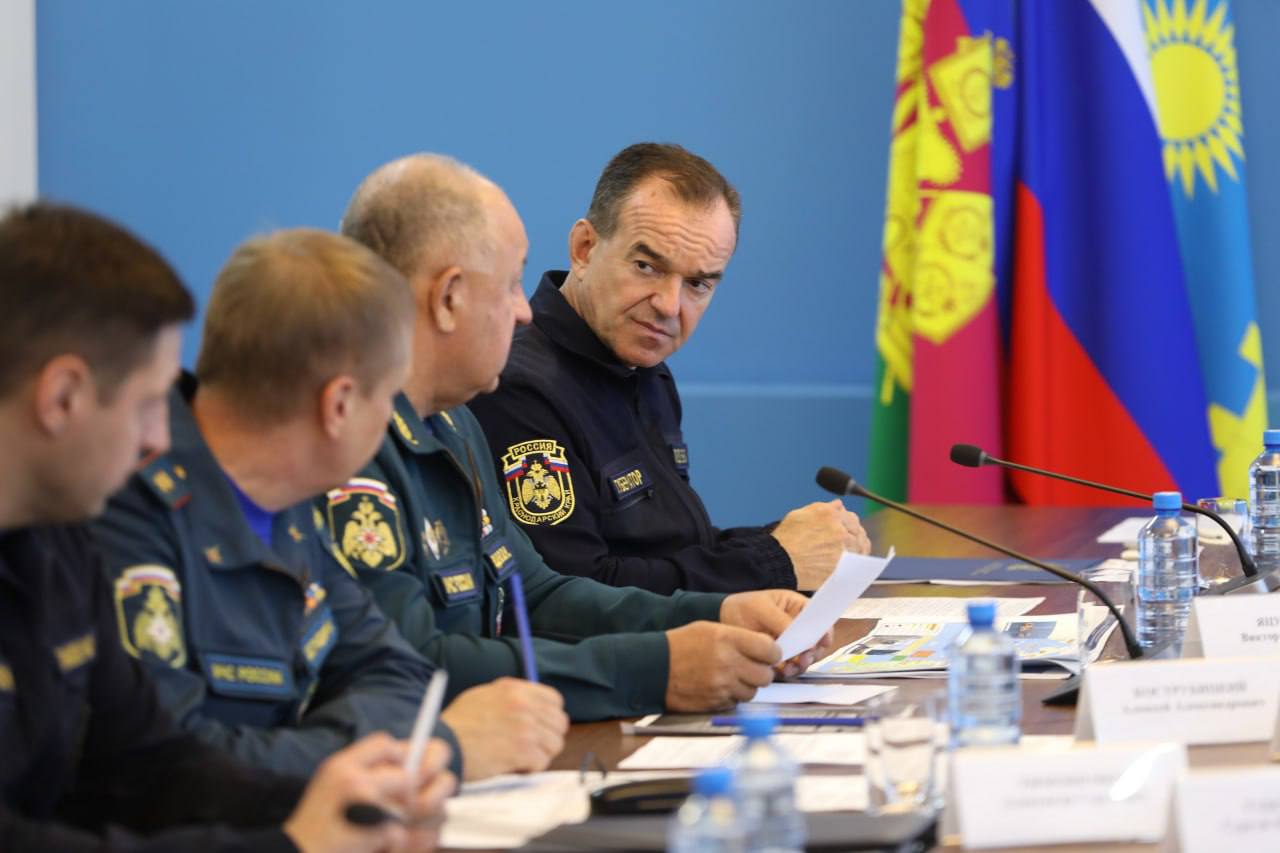 Глава МЧС России и губернатор Кубани проинспектировали очистку пляжной территории в Анапе Глава МЧС России и губернатор Кубани проинспектировали очистку пляжной территории в Анапе