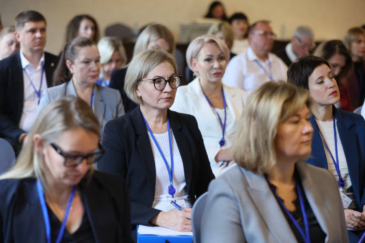 Педагогов и психологов впервые пригласили на совещание по соцвопросам Педагогов и психологов впервые пригласили на совещание по соцвопросам
